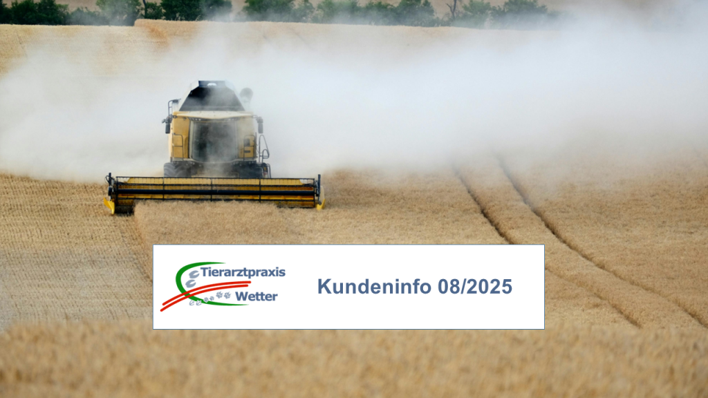 Mähdrescher bei der Getreideernte hinter Kundeninfo-Banner