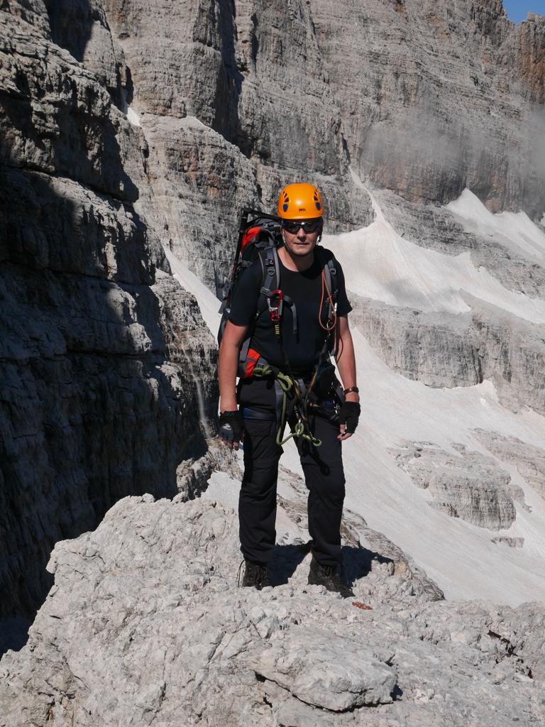 Mann mit Bergsteigerhelm auf dem Kilimandscharo
